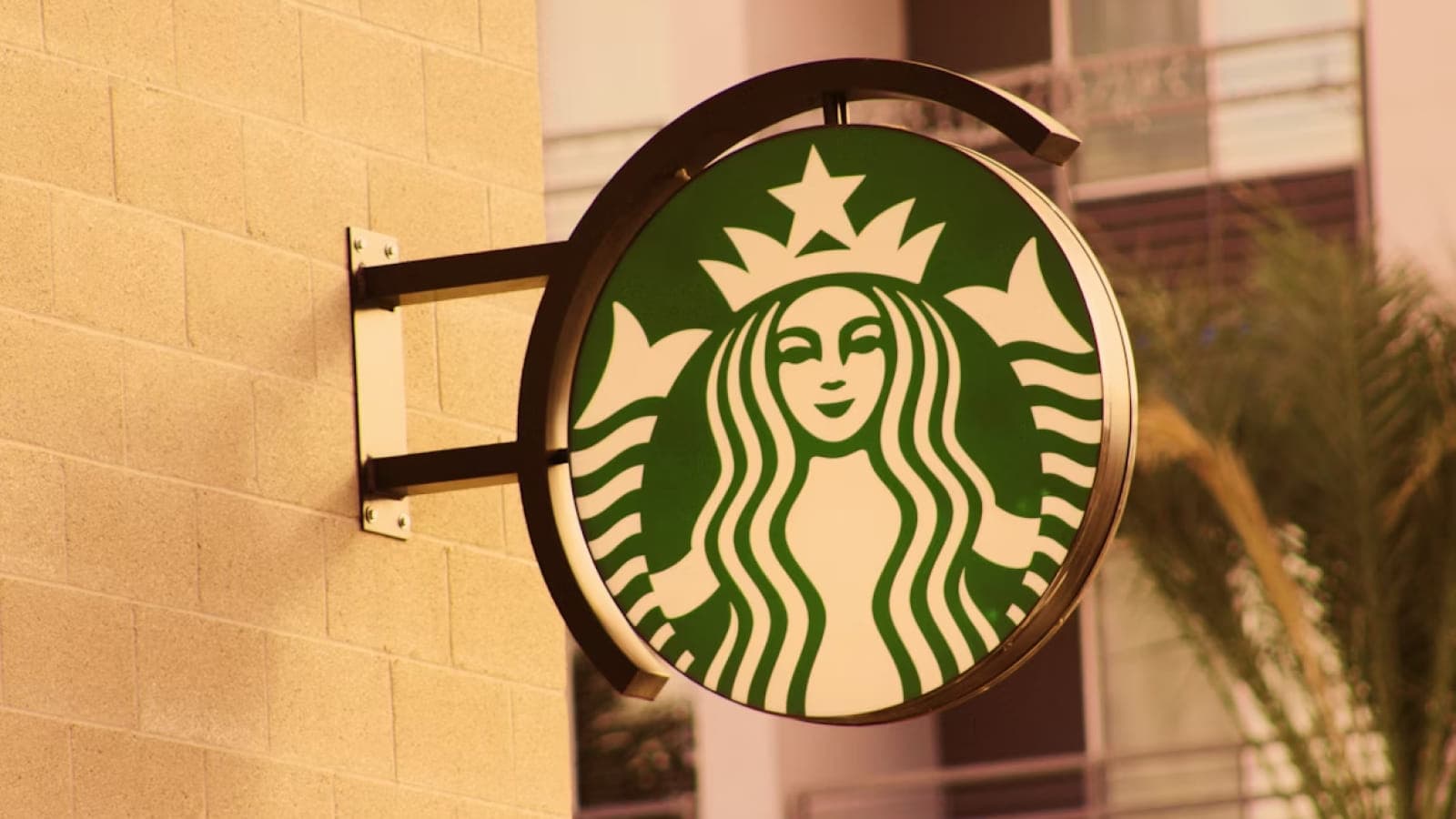 Логотип компании Starbucks на рекламном щите