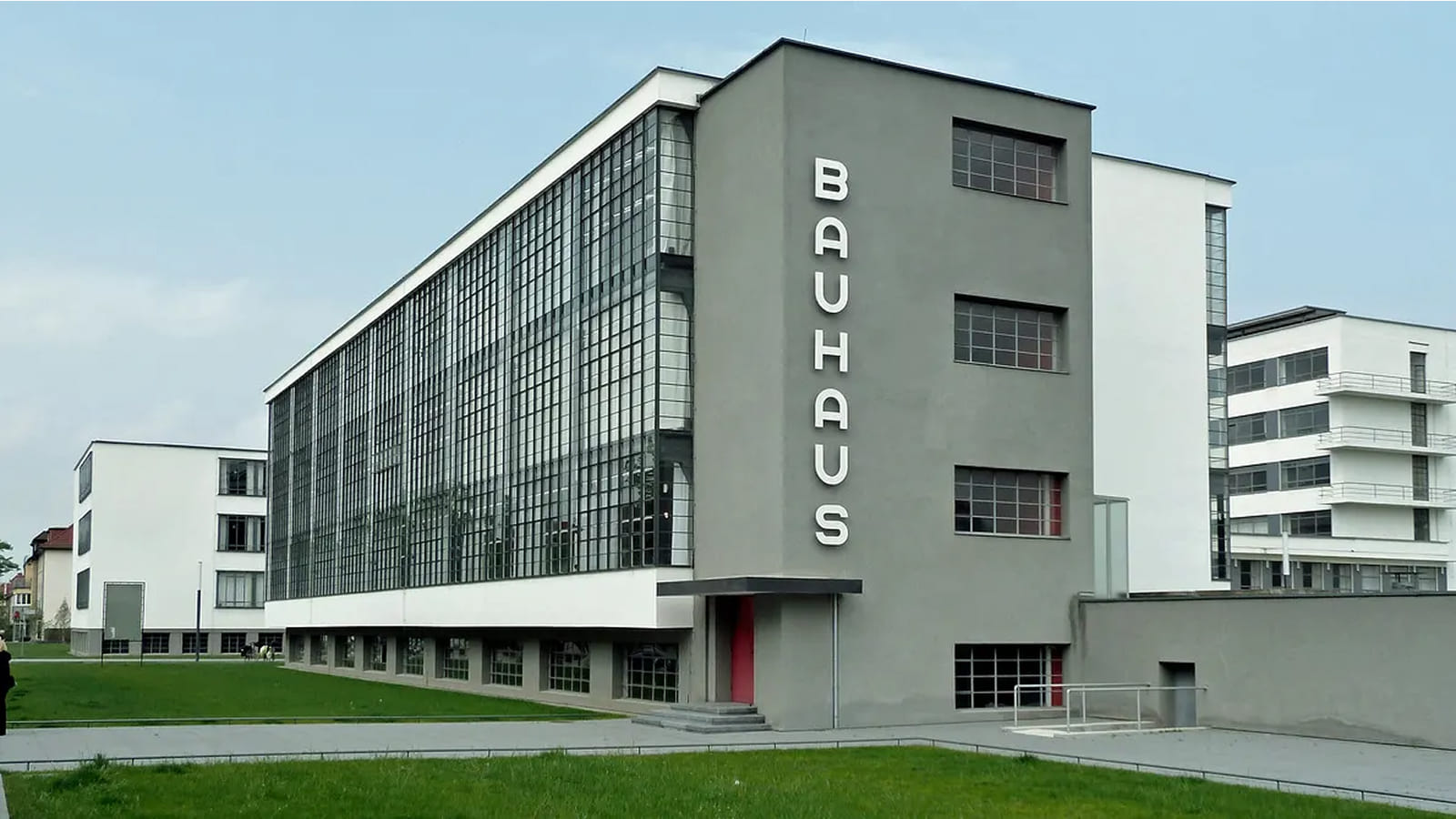 Здание Bauhaus в Дессау Фотография здания дизайн-школы Bauhaus
