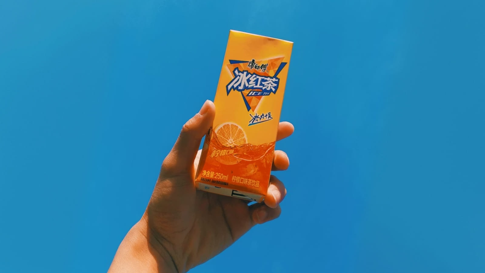 Пачка сока с ярким изображениям апельсина в качестве дизайна