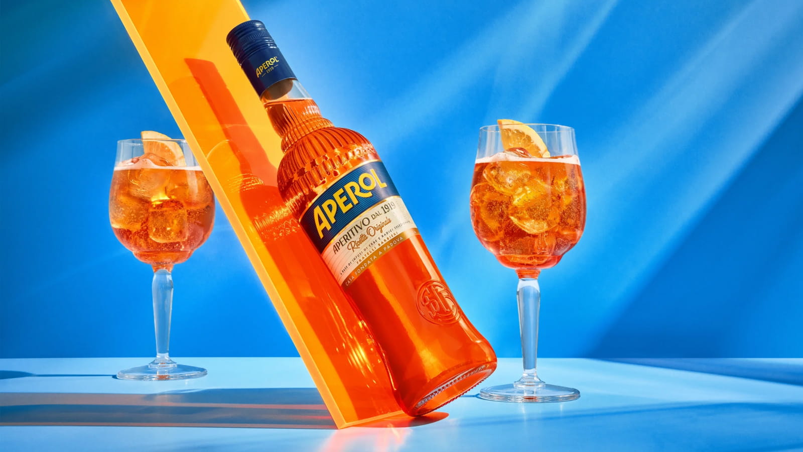 Обновленный дизайн бутылки бренда Aperol